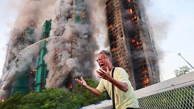 Mit offenen Augen: Hongkong: Hochhaus in Flammen