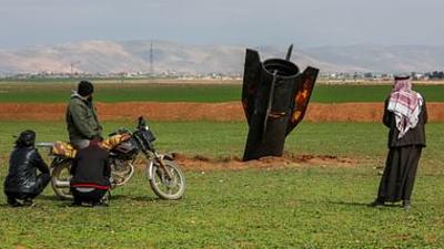 Mit offenen Augen: Raketeneinschlag auf dem Feld