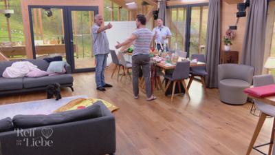 Reif für die Liebe: Staffel 1 Folge 8 Roman unter Beschuss