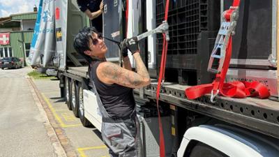 Trucker Babes Austria: Leichte Flitzer und tonnenschwere Ladungen