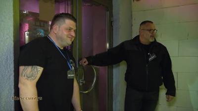 Vom Reinschütten und Rauswerfen - Die Securitys: Staffel 01 Folge 03 - Vom Reinschütten und Rauswerfen - Die Securitys