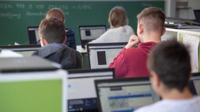 BR24: Hitlergruß im Klassenzimmer: Rechtsextreme Vorfälle an Bayerns Schulen