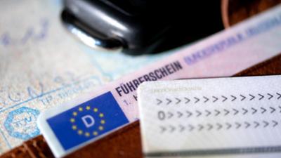 BR24: Fahrschulen zu teuer: So soll der Führerschein billiger werden BR24: Fahrschulen zu teuer: So soll der Führerschein billiger werden
