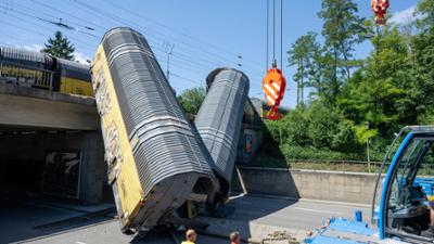 BR24 extra: München: Güterzug-Waggons stürzen von Brücke