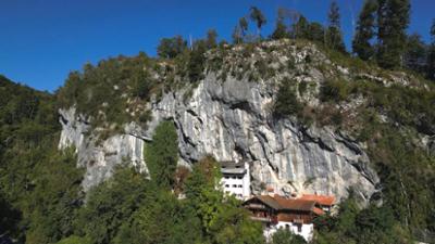 Capriccio: Wirtshaus an der Steilwand und Gebirgsschützen