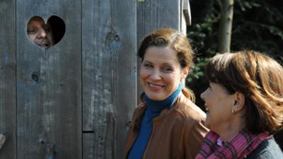 Dahoam is Dahoam: Tatort Klohäusl · 15.05.12 Folge 924 Dahoam is Dahoam: Tatort Klohäusl · 15.05.12 Folge 924