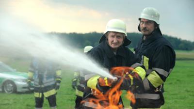 Dahoam is Dahoam: Spiel mit dem Feuer …  · 07.11.12 Folge 1021 Dahoam is Dahoam: Spiel mit dem Feuer …  · 07.11.12 Folge 1021