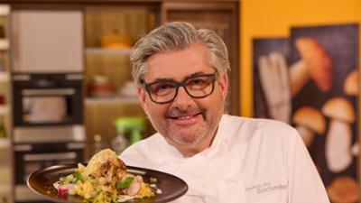 Einfach. Gut. Bachmeier: Geschmortes Spitzkraut mit Couscous, Schinkennudeln mit Endiviensalat und Bayerisch Krem mit Rhabarb