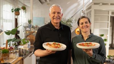 Einfach & köstlich: Marinierter Lachs und weiße Kalbsbolognese: Alexander Herrmann kocht mit Viktoria Fuchs Einfach & köstlich: Marinierter Lachs und weiße Kalbsbolognese: Alexander Herrmann kocht mit Viktoria Fuchs