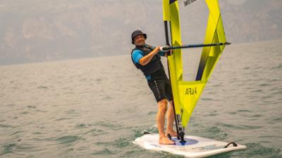 freizeit: Schmidt Max lernt surfen