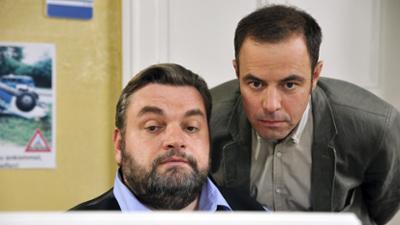 Heiter bis tödlich: Folge 29: Geteert und gefedert (S02/E13) Heiter bis tödlich: Folge 29: Geteert und gefedert (S02/E13)