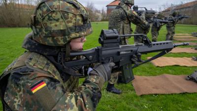 Kontrovers: Freiwillig oder Wehrpflicht, Zerfall der politischen Mitte und mehr