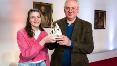 Kunst + Krempel: Spinnende Dame · Porzellanfigur und mehr