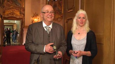 Kunst + Krempel: Mehr als nur ein Zeitmesser · Kunstvolle Uhr und mehr