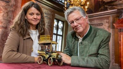 Kunst + Krempel: Rätsel um den Tourenwagen · Blechspielzeug und mehr