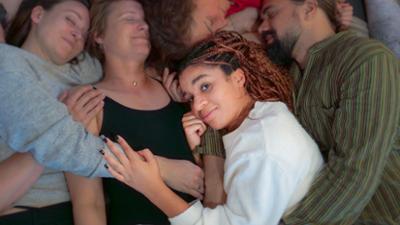 PULS Reportage: Kuschelpartys gegen Einsamkeit?