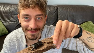 Sehen statt Hören: Faszination Käfer · Jason beim Insektenforscher