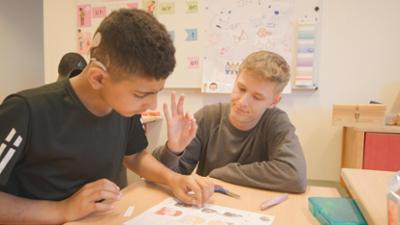 Sehen statt Hören: Bilingual · Neue Ideen gegen Entwicklungsverzögerungen Sehen statt Hören: Bilingual · Neue Ideen gegen Entwicklungsverzögerungen