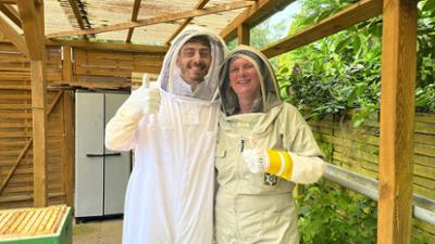 Sehen statt Hören: Die Bienen und ihr Honig · Jason bei der Imkerin