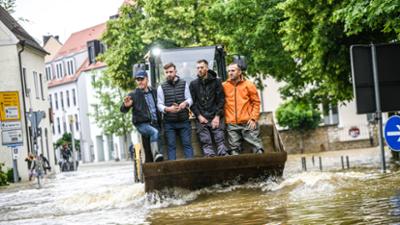 STATIONEN: Land unter · Von Sintflut bis Newsflut STATIONEN: Land unter · Von Sintflut bis Newsflut