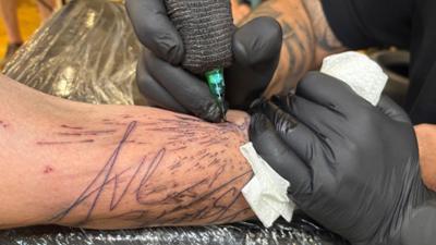 STATIONEN: Unter die Haut ·  Zwischen Statement, Schutz und Scham