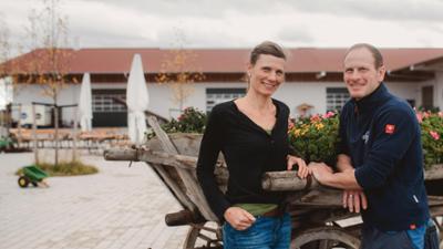 Unser Land: Die Pflügler-Story · Von der Mega-Baustelle zum Mega-Hof (S01/E00)