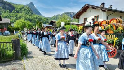 Unter unserem Himmel: Übers Gwand