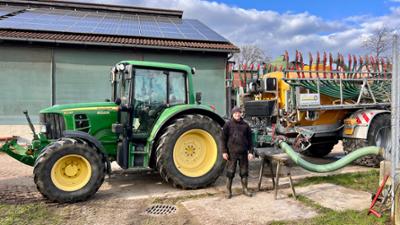 Unter unserem Himmel: Häckseln, melken, Sonnenstrom · Landwirtschaft im Wandel