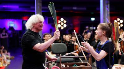 Wir bauen uns ein Orchester: Familienkonzert mit Checkerin Marina