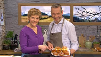 Wir in Bayern: Ganze Sendung: Spritzkuchen, Wirtshaustipp, Puppenmacherin