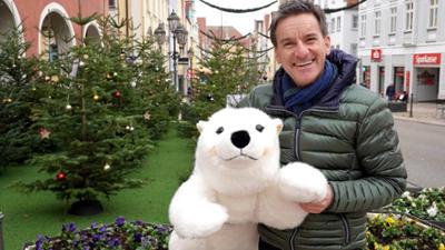 Zwischen Spessart und Karwendel: Weihnachtself von Donauwörth Traudi Siferlinger in Erkheim Traditionelle Schlitten-Manufaktur Zwischen Spessart und Karwendel: Weihnachtself von Donauwörth Traudi Siferlinger in Erkheim Traditionelle Schlitten-Manufaktur