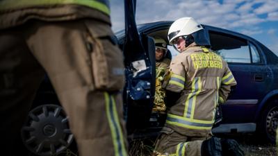 Feuer & Flamme: Folge 4: Fahrer rast bewusstlos in Schrebergärten (S10/E04) Feuer & Flamme: Folge 4: Fahrer rast bewusstlos in Schrebergärten (S10/E04)