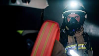 Feuer & Flamme: Folge 1: Garagenbrand eskaliert in Wohnviertel (S10/E01)