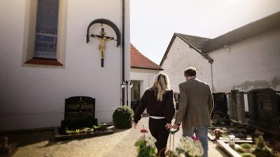 Holy Days: Evelyn Burdecki und das Rätsel Himmelfahrt