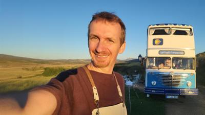 Mit dem Café-Bus auf dem Jakobsweg Mit dem Café-Bus auf dem Jakobsweg