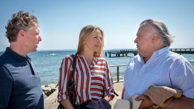 Praxis mit Meerblick: Der einsame Schwimmer