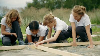 SommerCamp - Back To The Roots: Folge 6: Flower-Power & Zoff bei den Mädchen (S01/E06) SommerCamp - Back To The Roots: Folge 6: Flower-Power & Zoff bei den Mädchen (S01/E06)