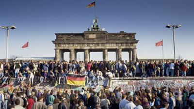 Wirtschaft vor acht: 36 Jahre Deutsche Einheit: Kluft beim Vermögen bleibt