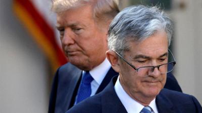 Wirtschaft vor acht: Trump, Powell und der Dollar: Nervenprobe für die Märkte