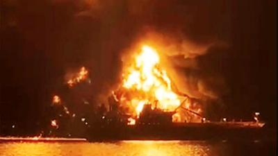 Wirtschaft vor acht: Produktionsanlagen in Flammen