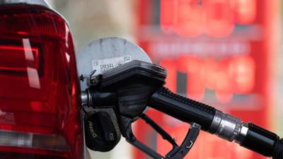 Wirtschaft vor acht: 12 Uhr-Regel an Tankstellen steigert Profit der Ölkonzerne
