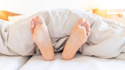 Wissen vor acht: Warum fallen wir im Schlaf nicht aus dem Bett?