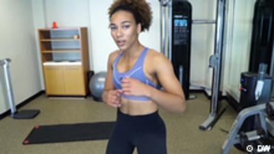 Bond-Stuntgirl aus Berlin – Marie Mouroum Bond-Stuntgirl aus Berlin – Marie Mouroum