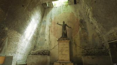 Ein Friedhof belebt Neapel