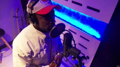 Ein Rapper, der griechische und ghanaische Kultur vereint