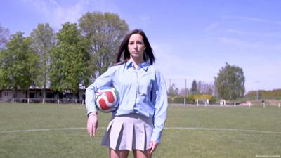 Heimlich nackt gefilmt: Fußballerin geht an Öffentlichkeit