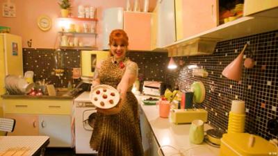 Im Retrostyle — diese Frau lebt die 1960er Jahre