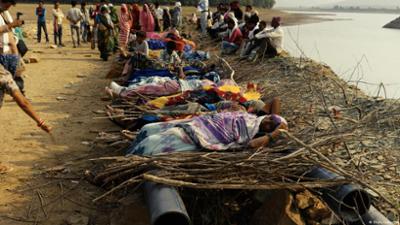 Indigene Frauen kämpfen gegen Staudamm in Indien