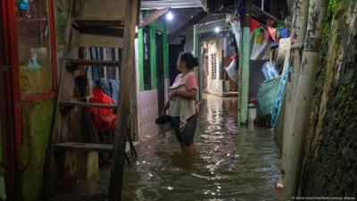 Jakarta: Eine Stadt versucht sich über Wasser zu halten Jakarta: Eine Stadt versucht sich über Wasser zu halten
