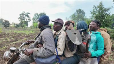 Kamerun: Helden auf Monsterbikes